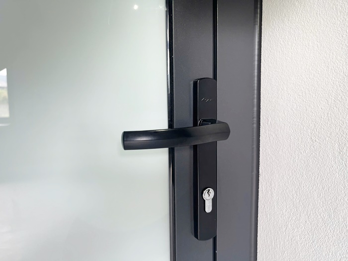 Hệ thống khóa và tay nắm của cửa nhôm kính